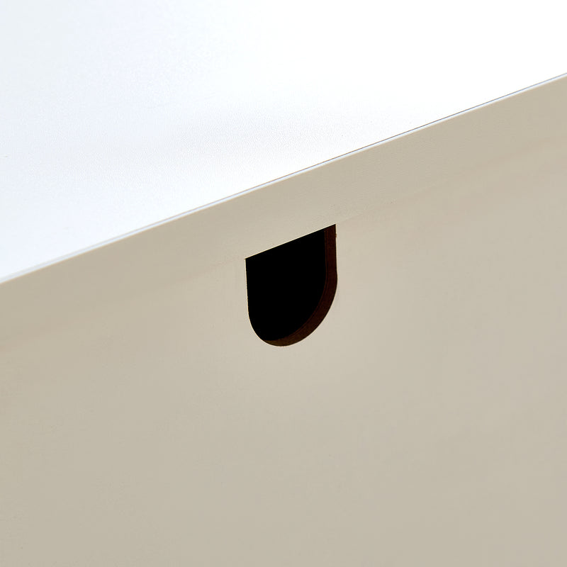 Buffet modern blanc à 6 tiroirs avec façades texturées et poignées dorées CHROMAFLASH