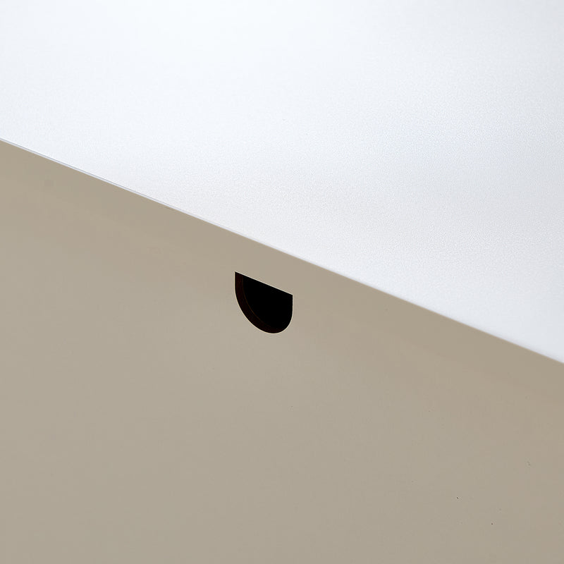 Buffet blanc laqué avec rainures verticales, tiroirs et accents dorés - design moderne FULLERENE