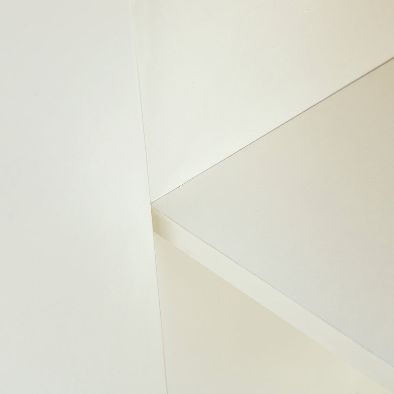 Buffet blanc laqué avec rainures verticales, tiroirs et accents dorés - design moderne FULLERENE