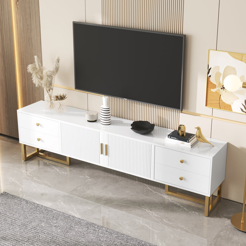 Meuble TV blanc avec 4 tiroirs, 2 portes texturés et accents dorés TREGMAL WHITE